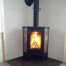Недорогая печь-камин Бавария Эко угловая с плитой одна конфорка фото в интерьере в Борисове