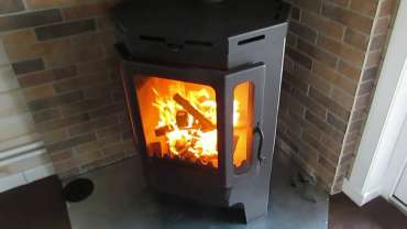 Печь-камин Бавария призматик пристенно-угловой фото в интерьере в Борисове