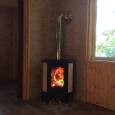 Стальной камин с большим стеклом Бавария угловая Амазонка бай фото в интерьере в Борисове