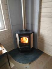 Недорогая печь-камин со стеклом Бавария угловая с плитой фото в интерьере в Борисове