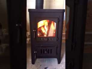 Чугунный недорогой камин со стеклом Бавария Оптима Чугун с плитой фото в интерьере в Борисове