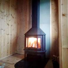 Стальной камин со стеклом Мюнхен угловой чёрный фото в интерьере Стальной камин со стеклом Мюнхен угловой чёрный фото в интерьере в Борисове