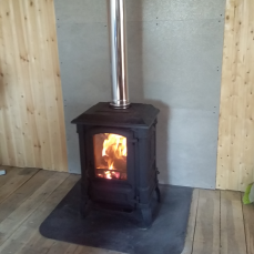 Печь-камин чугунный FireWay Bruno в интерьере чёрный Амазонка бай фото в Борисове