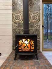 Печь-камин чугунный FireWay Demetra в интерьере Амазонка бай фото в Борисове