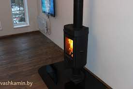 Печь-камин чугунный Invicta Mesnil в интерьере Амазонка бай фото в Борисове