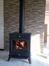 Печь-камин чугунный Invicta Altea в интерьере Амазонка бай фото в Борисове